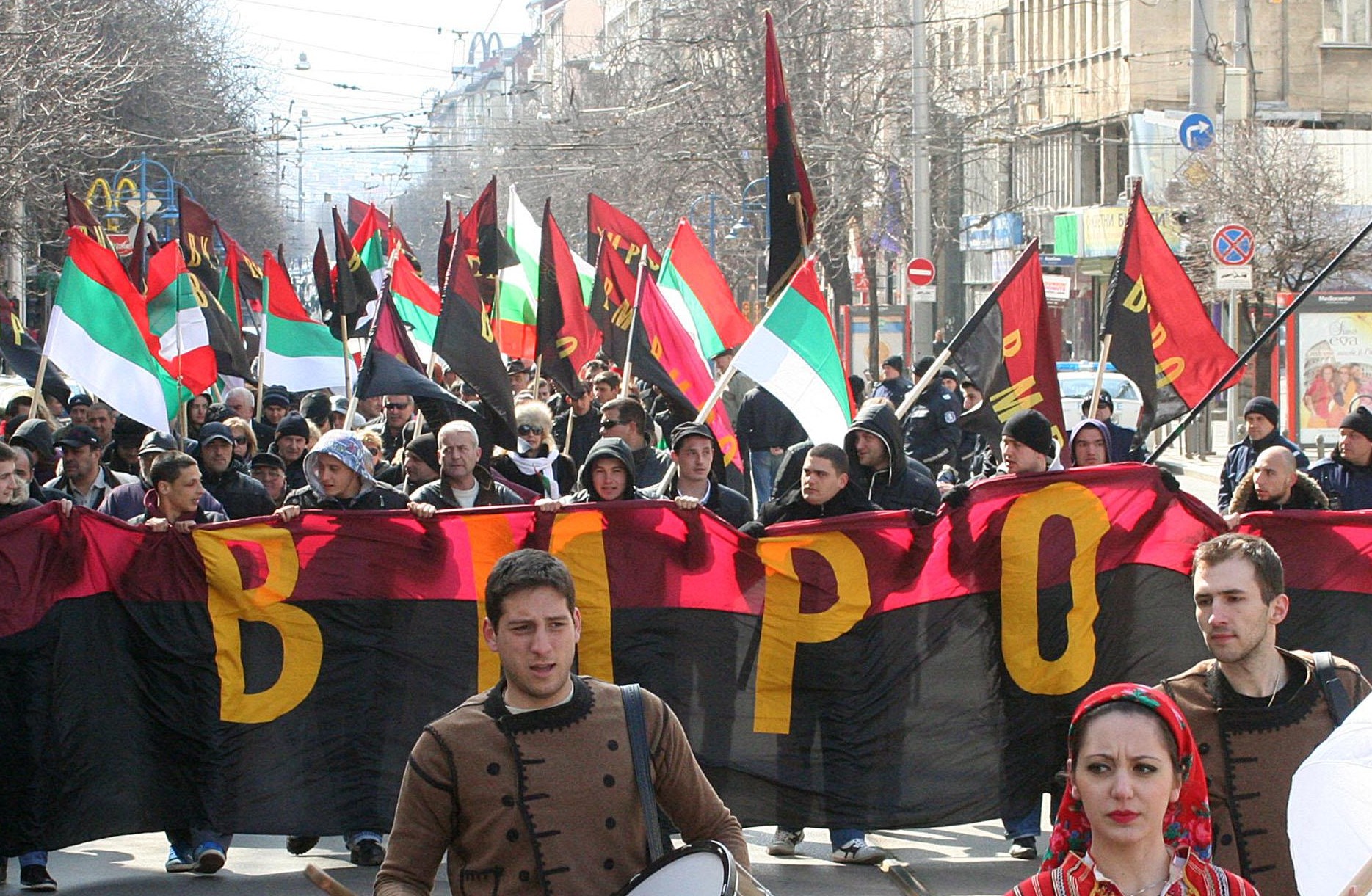 ВМРО със знамена като на война се регистрират в ЦИК