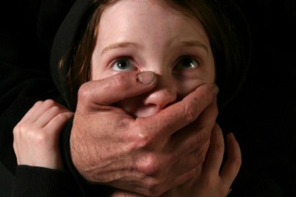 Баща изверг изнасилва 6 години дъщеричката си пред очите на майката