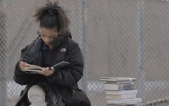 13-годишно момиче от бедно семейство чете над 300 книги на година 