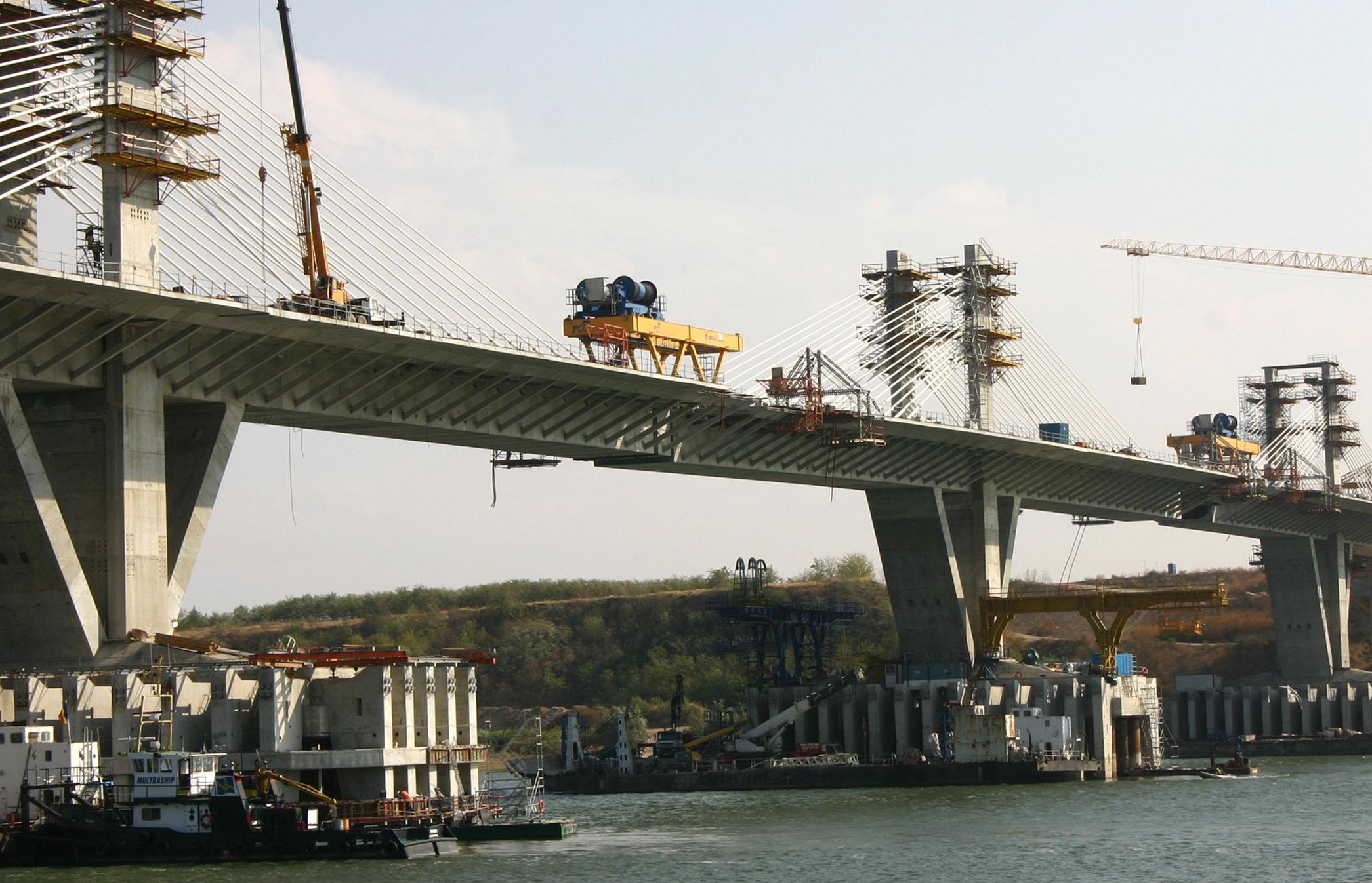На Дунав мост 2 е страшо, опашката стига до...