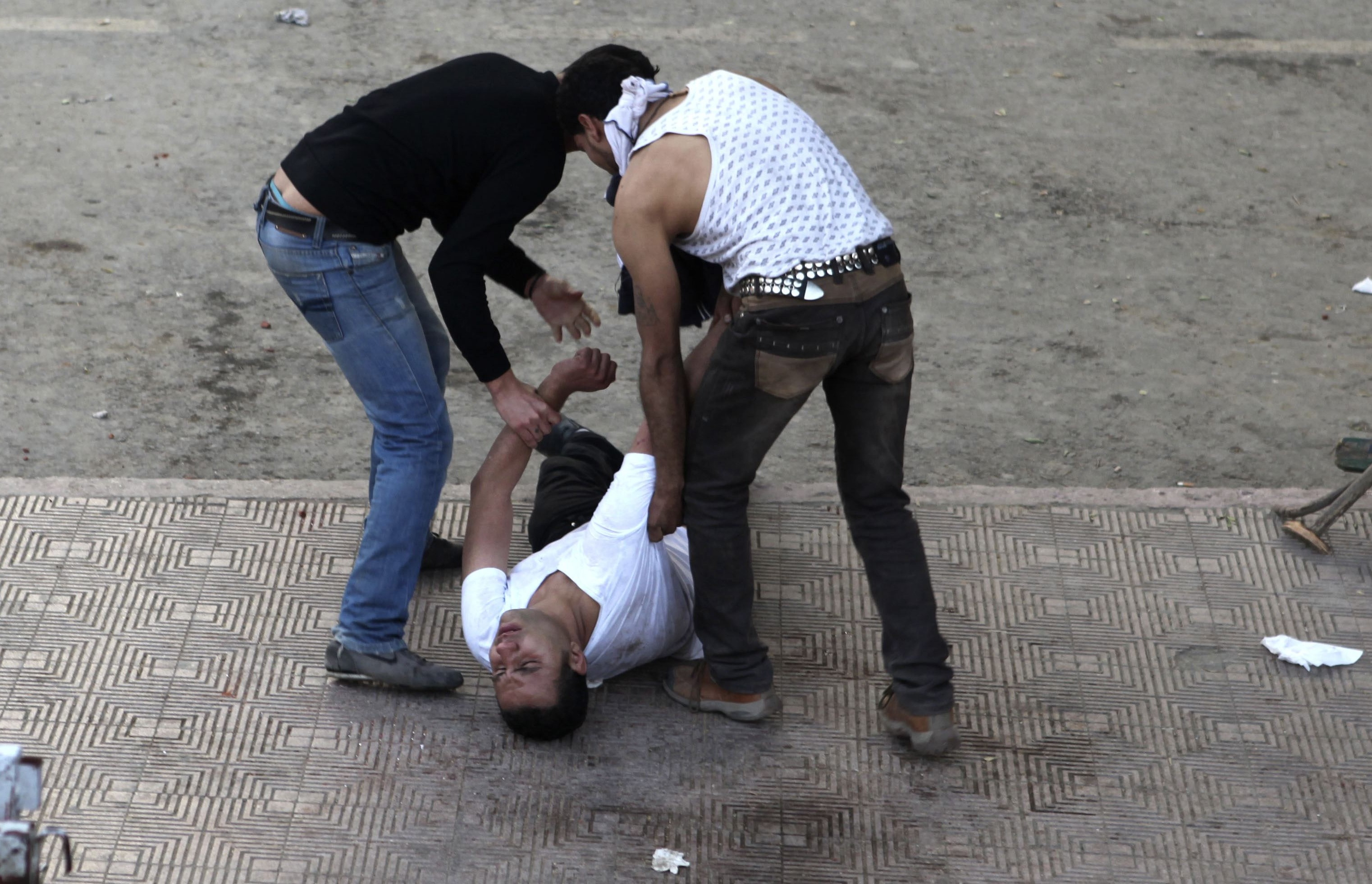Бой пред християнски храм в Кайро взе жертва (ВИДЕО)