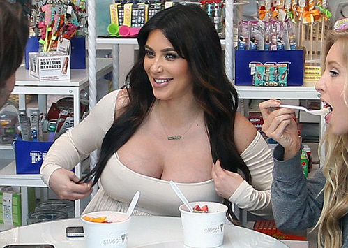 Гърдите на Ким Кардашян станаха гигантски (СНИМКИ)