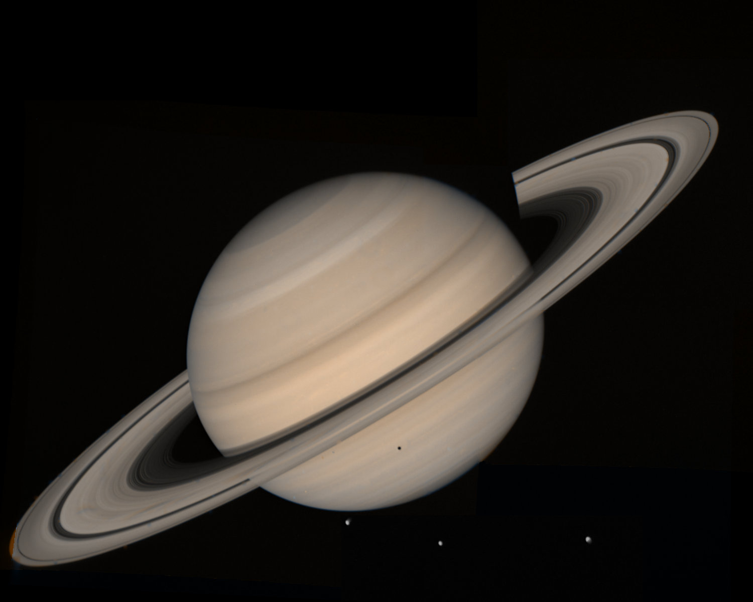 Планетолози: Сатурн изяжда пръстените си