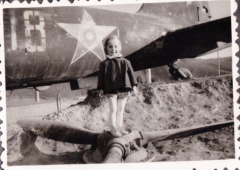Веселина Божилова от ЕНП дари ретро снимка на Музея на авиацията