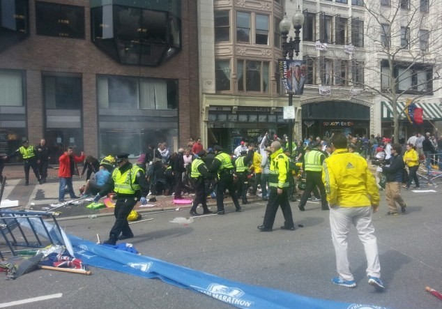 Най-малко 60 души са ранени в касапницата в Бостън, много от тях сериозно (ВИДЕО)