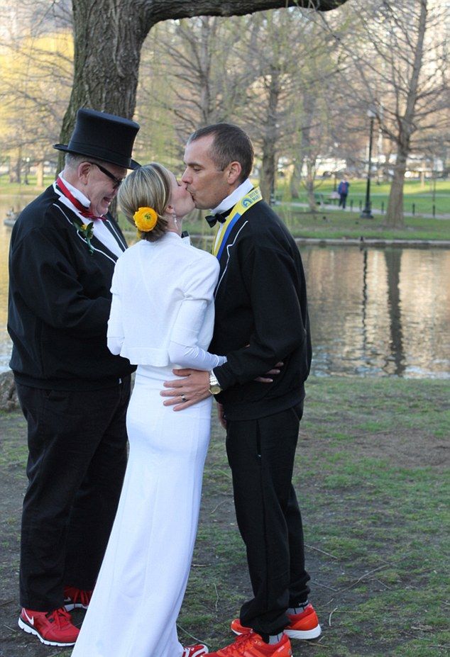 Маратонци сключиха брак часове след касапницата в Бостън