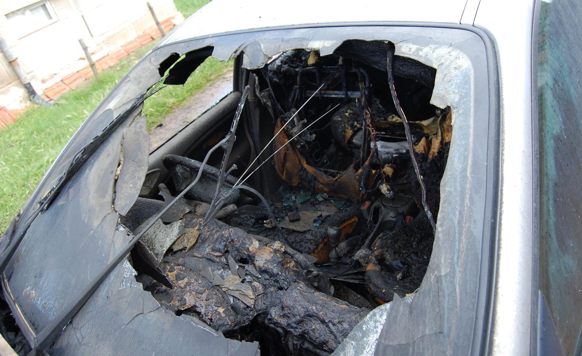 Спортна кола изгоря в Благоевград