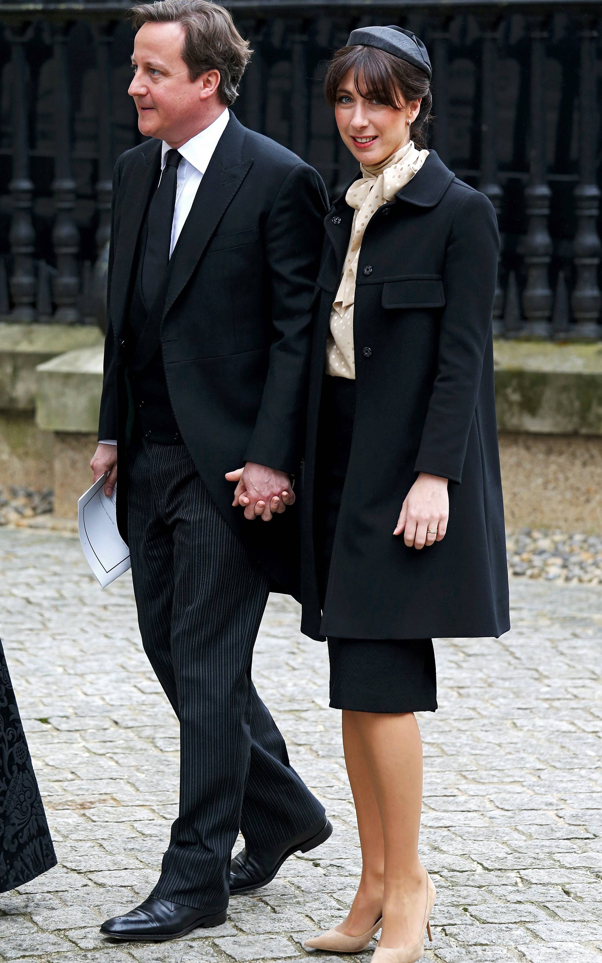 Съпругата на британския премиер цъфна на погребението на Тачър като ретро стюардеса (СНИМКИ)