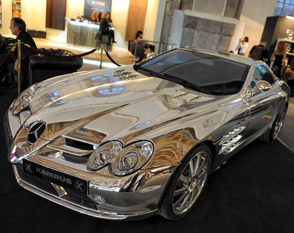 Mercedes Benz SLR McLaren покрит с бяло злато събра очите на хората в Дубай