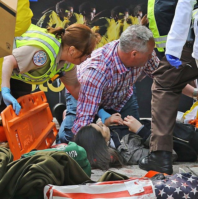 Взривовете в Бостън разкъсват крайниците на ученичка, майка й губи двата си крака