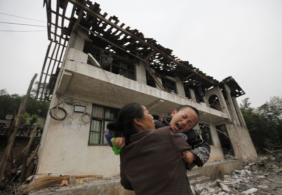 Чудеса след труса в Китай: Спасителите изровиха изпод развалините живо 3-месечно момиченце (СНИМКИ)