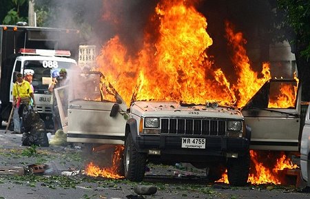 Кола-бомба атакува френското посолство в Триполи