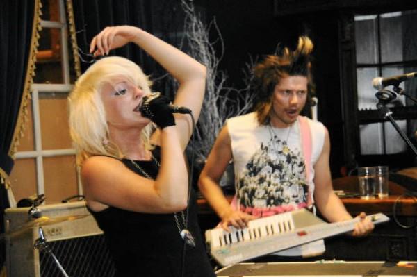 Пънкари подгряват Depeche Mode в София 