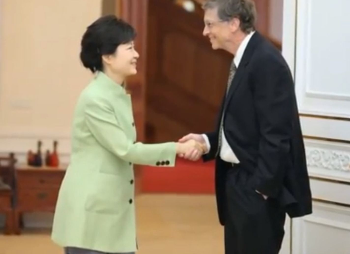 Бил Гейтс публично опозори президентшата на Южна Корея (ВИДЕО)