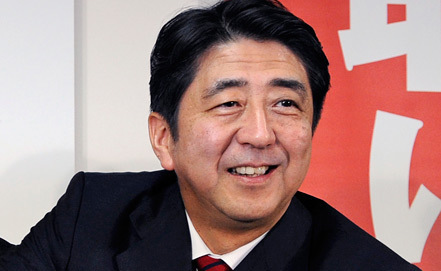 Японският премиер обсипва Доналд Тръмп със специални подаръци