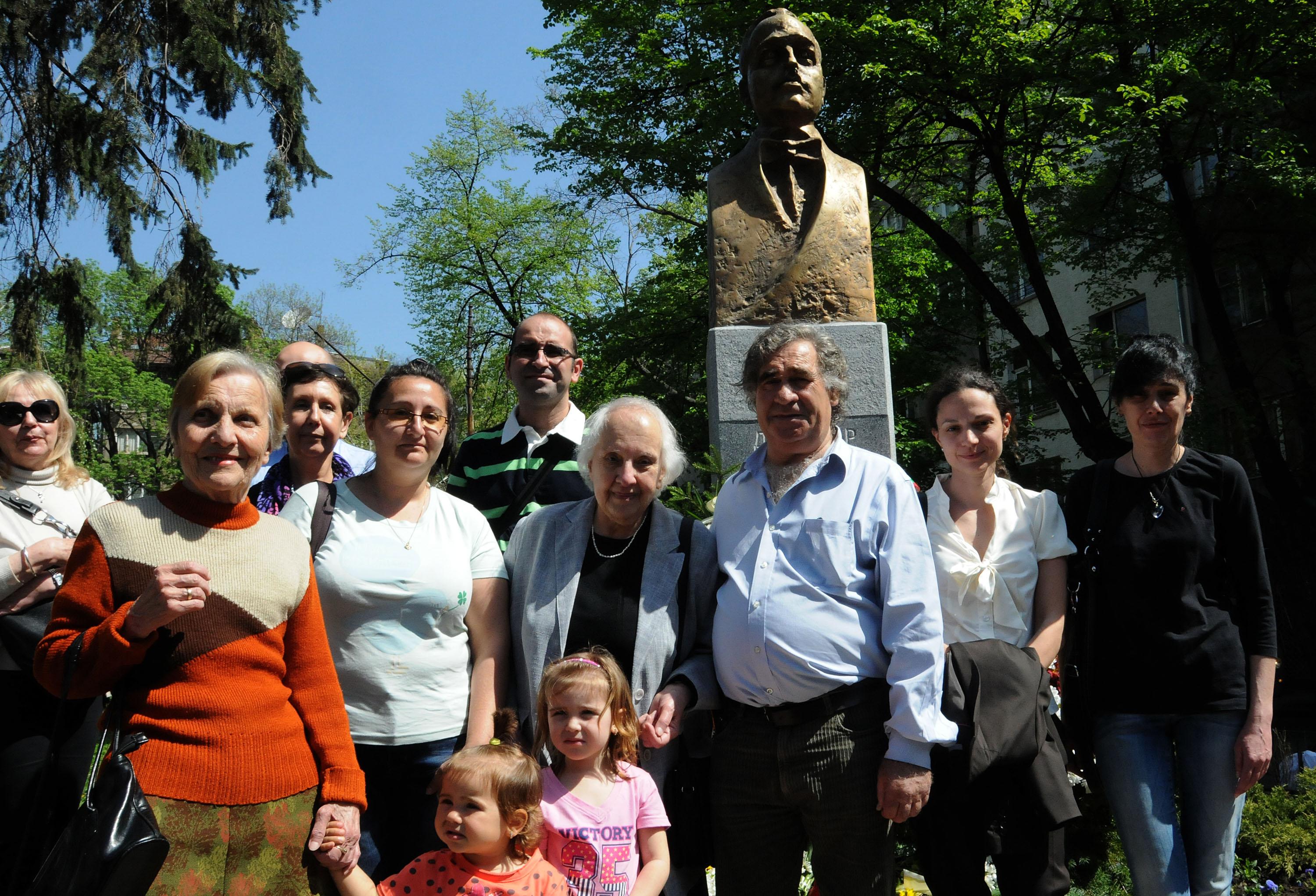 Откриха паметник на политика Димитър Пешев
