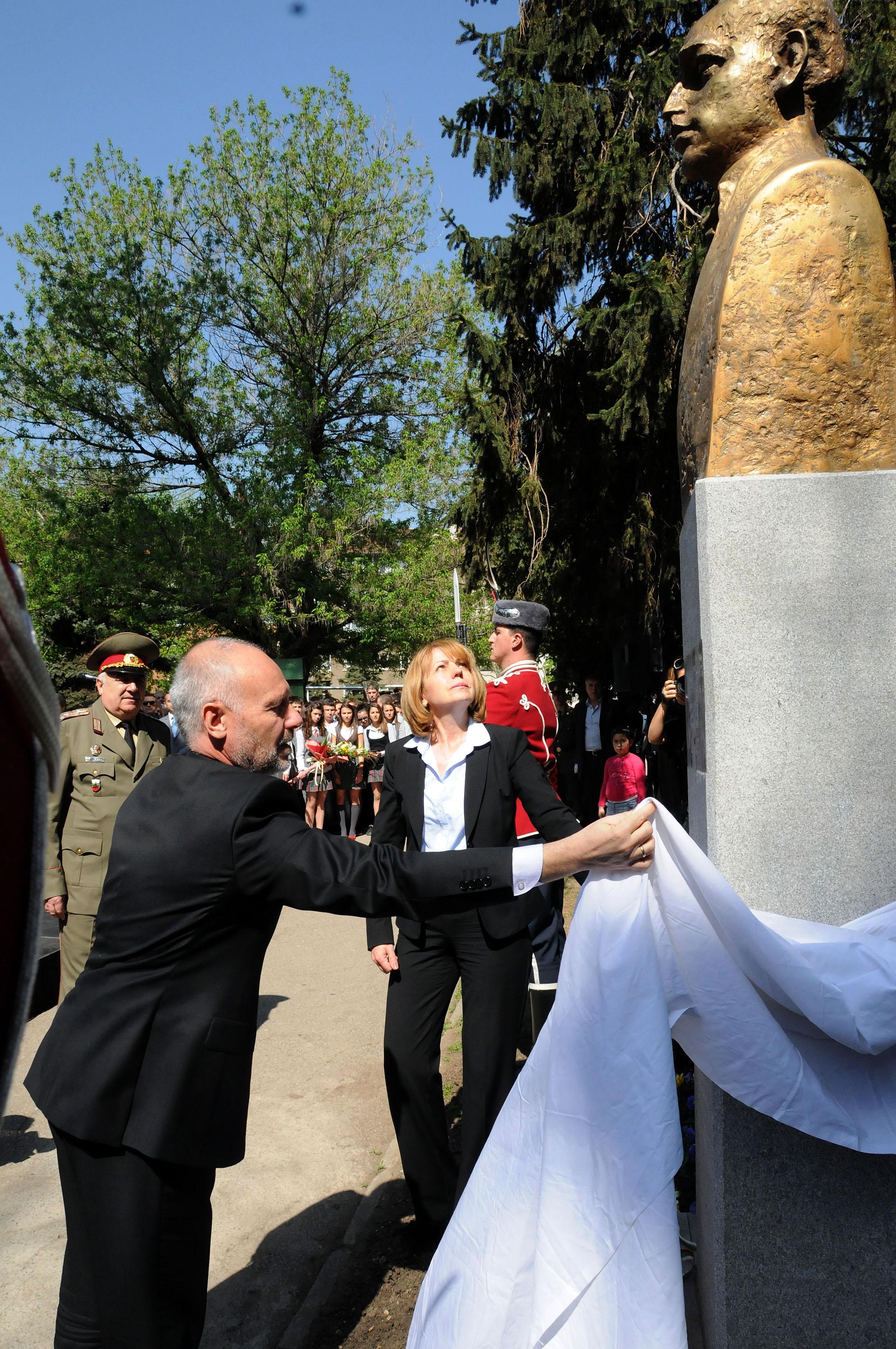 Откриха паметник на политика Димитър Пешев