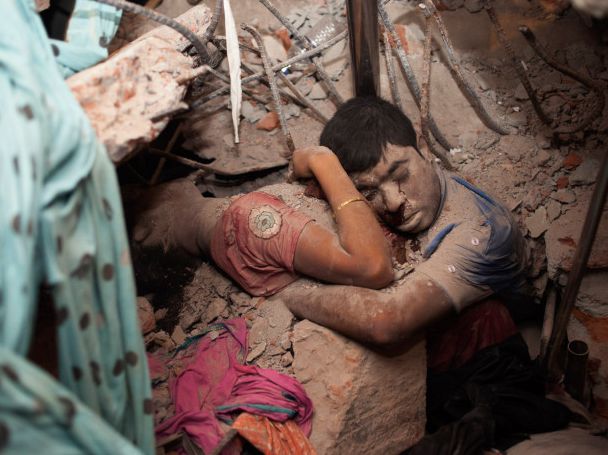 Уникална снимка: Влюбени умрели прегърнати под руините в Бангладеш 