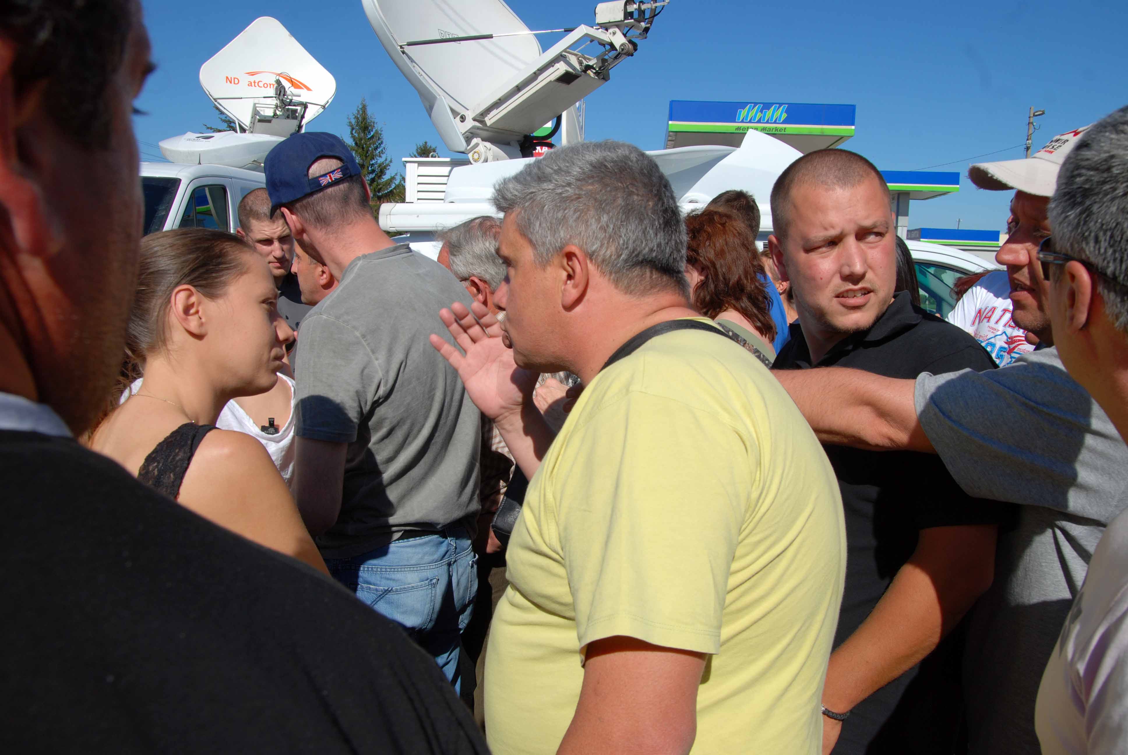 Жива верига опитала да пребие журналисти в Костинброд
