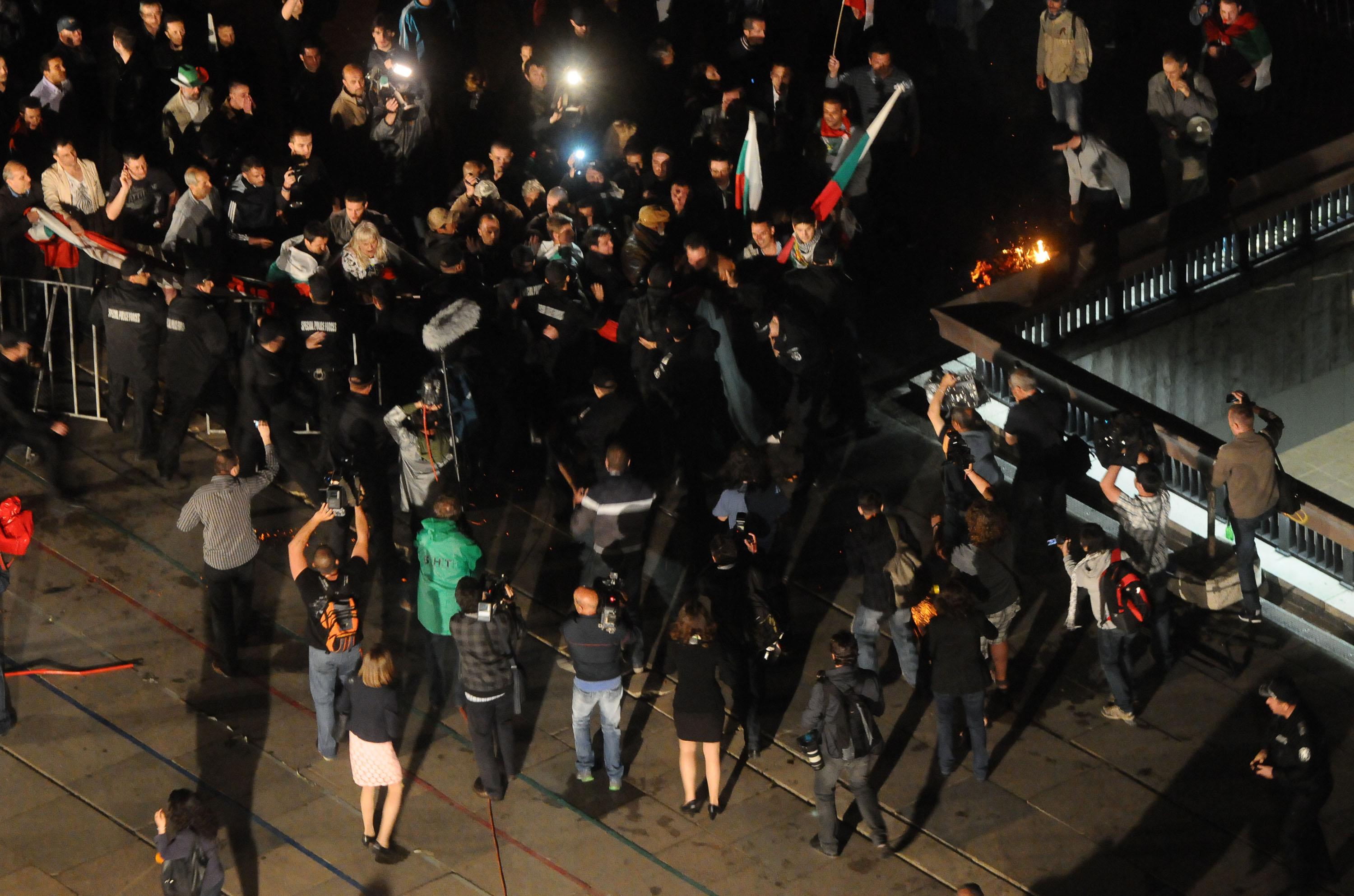 Екшън пред НДК: Протестиращи напъват да влязат при политиците