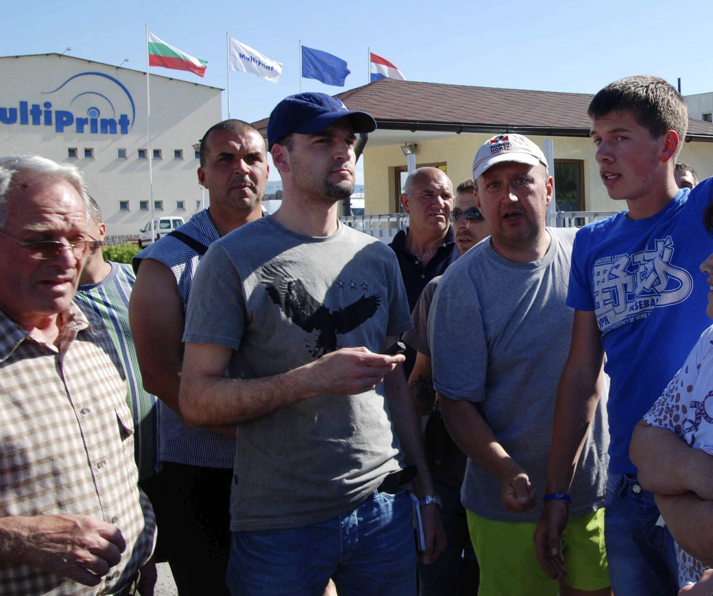 Жители на Костинброд протестират пред скандалната печатница