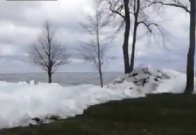 Цунами от лед излезе от езеро и срина къщи (СНИМКИ/ВИДЕО)