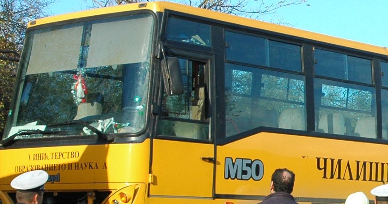 Ученически автобус помете шивачка на път за работа