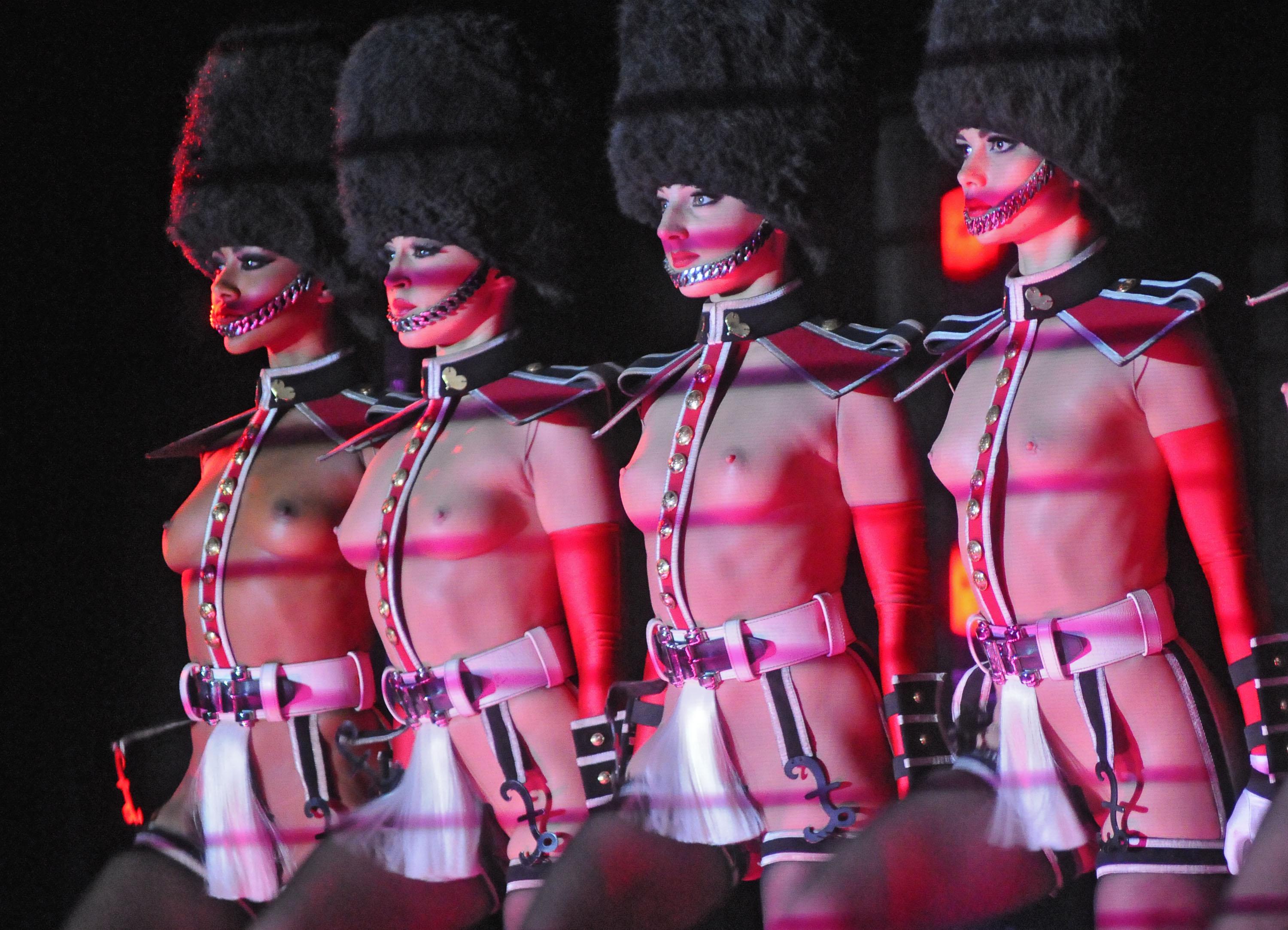 Красавиците от Crazy Horse омагьосаха ценителите в София (СНИМКИ)