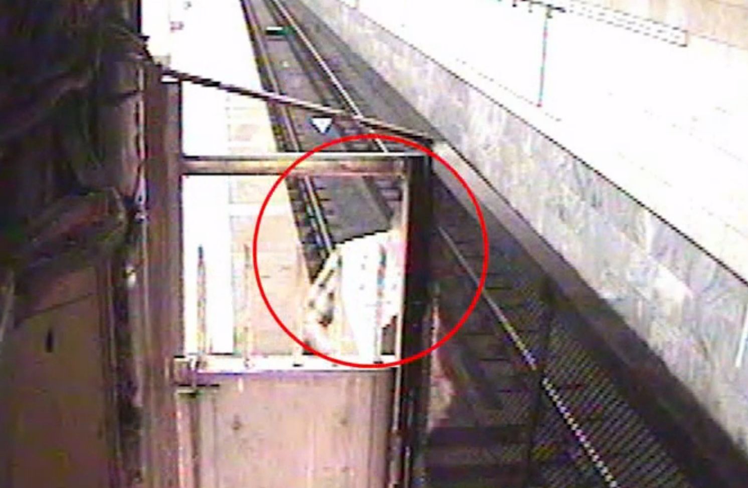 Мъж се самоуби в метрото пред обектива на камера (ВИДЕО)