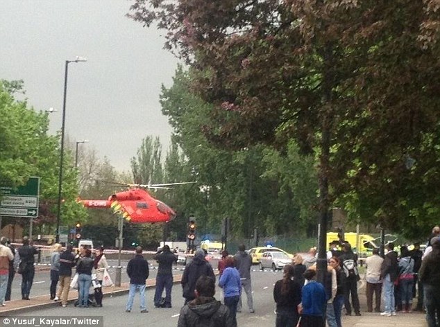 Шок и ужас: Двама отрязаха с мачете главата на минувач в Лондон, полицайка ги застреля (СНИМКИ)