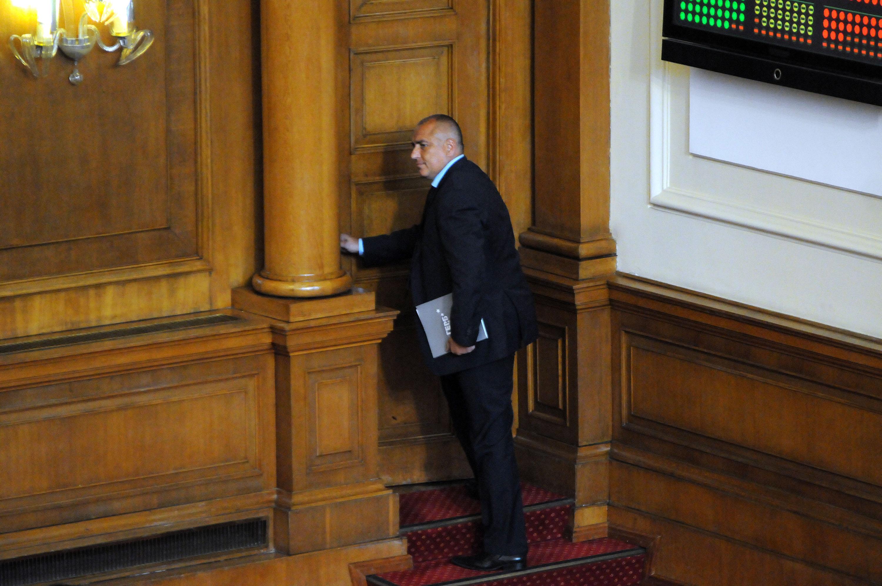 Борисов пести половин час с връщането на мандата 