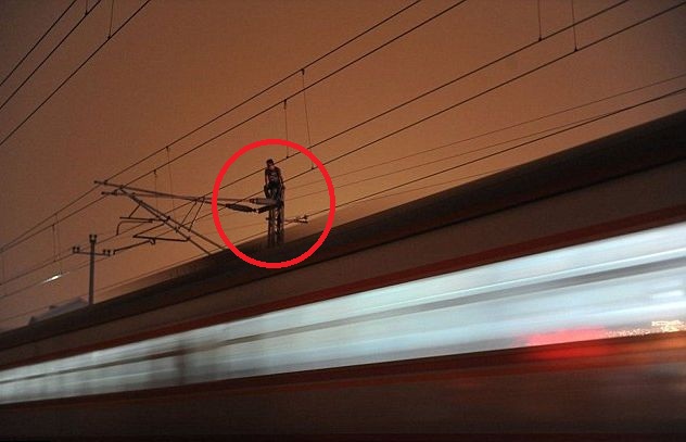Мързел: Депресиран студент опита да се изпържи на кабел и да се хвърли под влак, за да не работи (СНИМКИ)