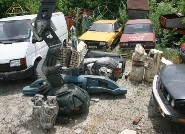 Пловдив изхвърли дарени скулптури на боклука