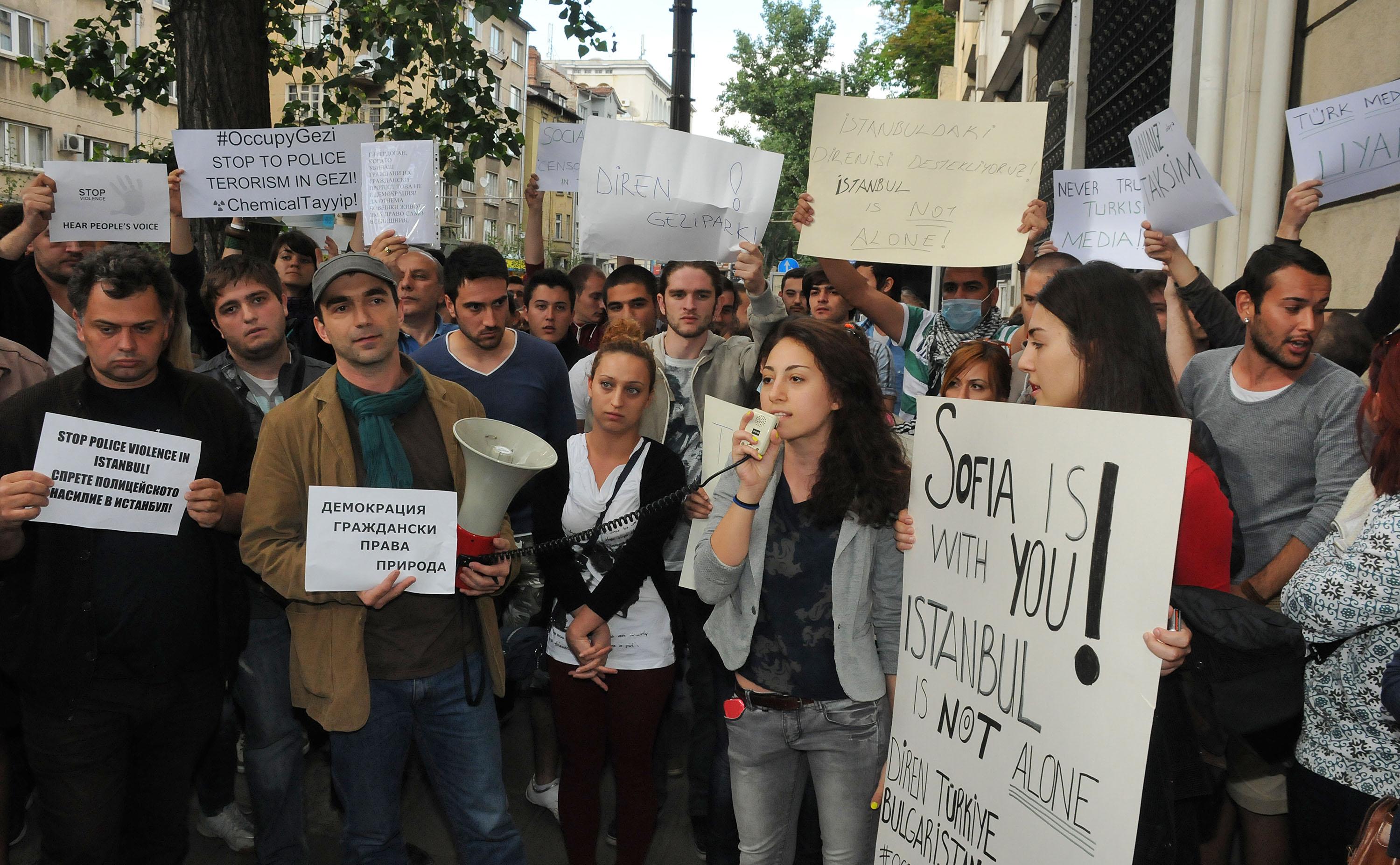 Турски студенти в София: На площад &quot;Таксим&quot; има убити!