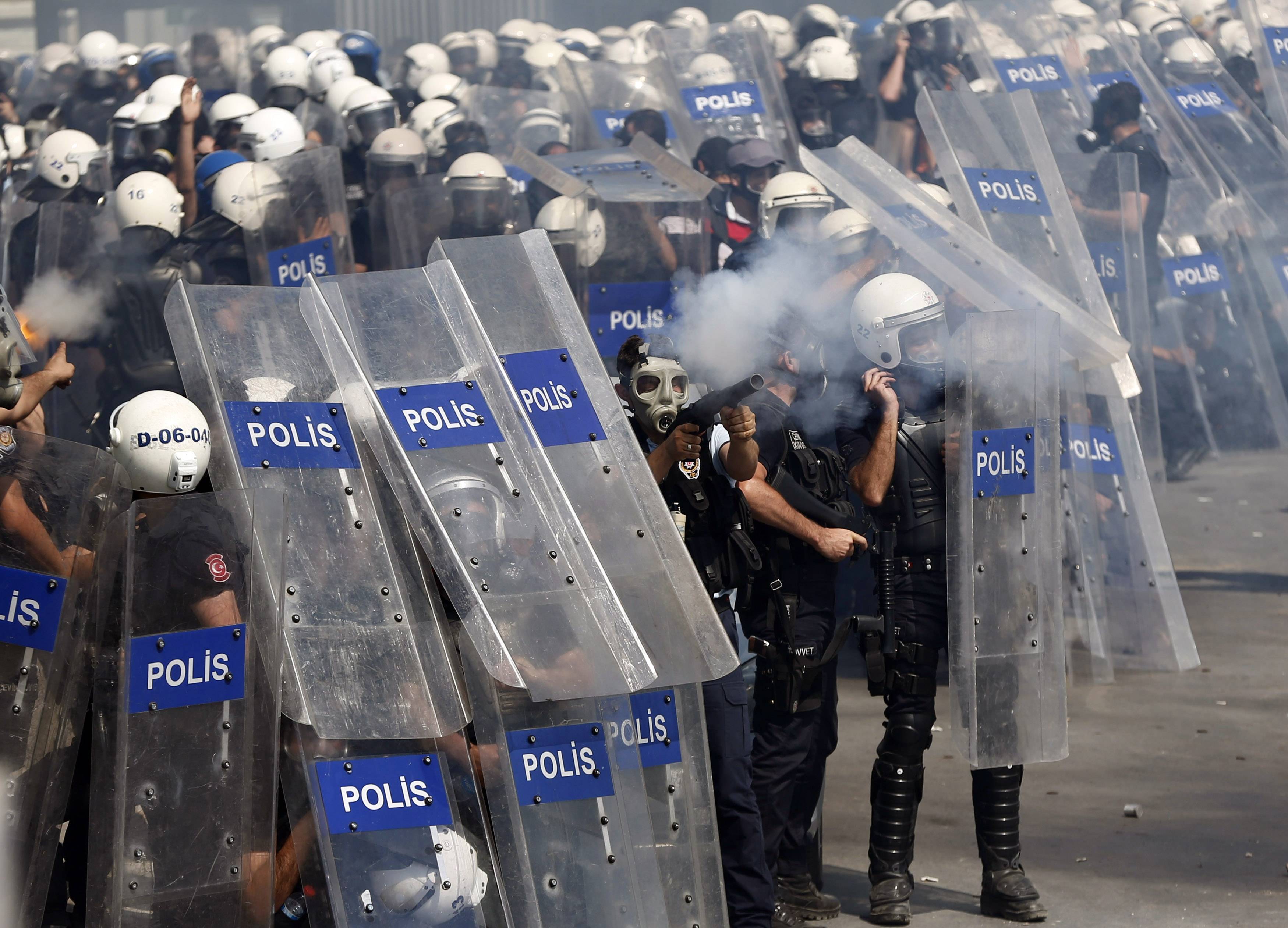Полицията отстъпи с бой пред протестиращите в Истанбул