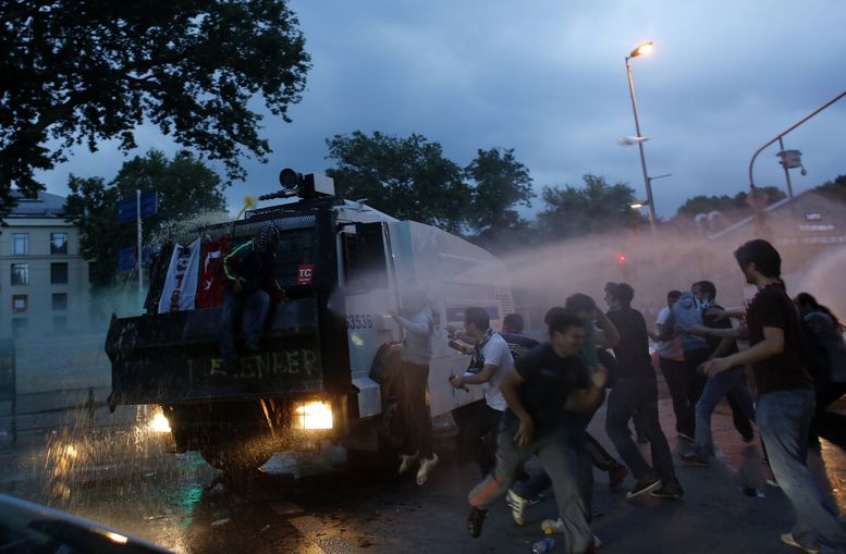 Газ и гумени куршуми срещу бунтовниците против  ислямизма и Ердоган в Анкара