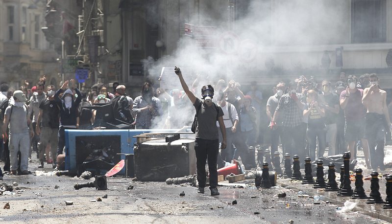 Протестиращите в Турция празнуват - полицията бяга