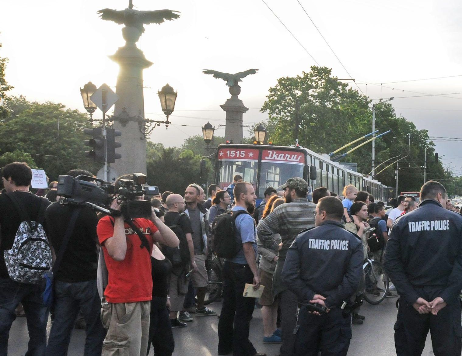 Протестът от Борисовата градина блокира „Орлов мост“
