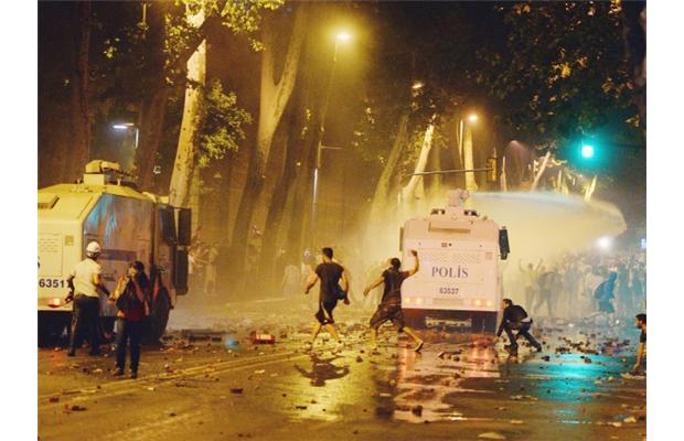 Турция на барикадите: Най-малко един е убит, стотици са ранени нощес (СНИМКИ/ВИДЕО)