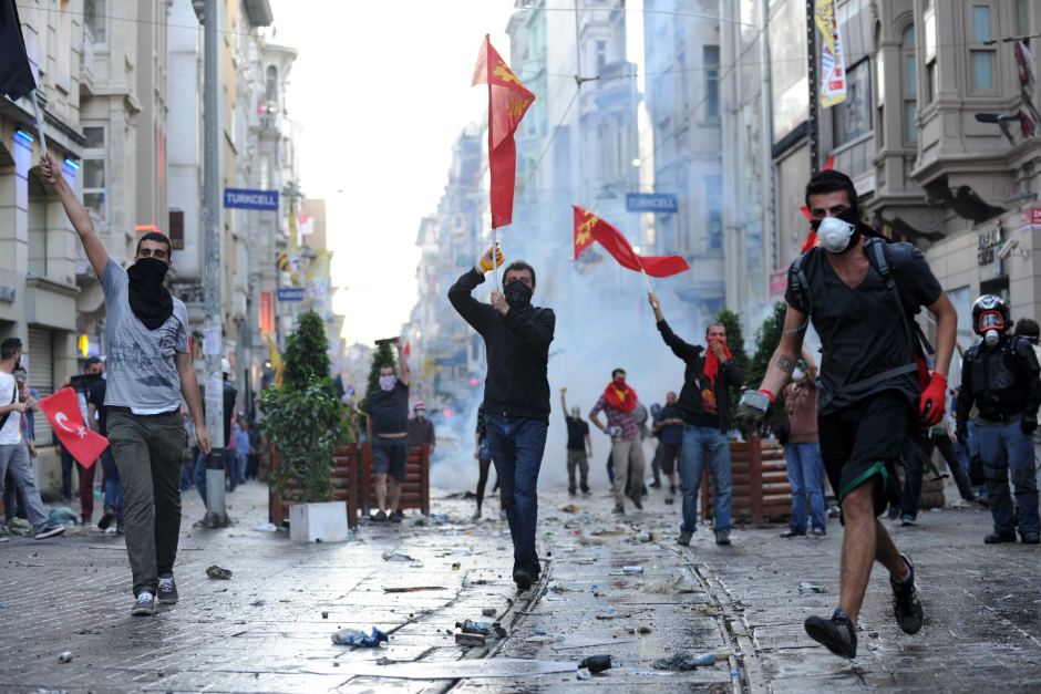 Протестите превърнаха Истанбул във военна зона: Смърт, счупени кости и извадени очи (СНИМКИ)