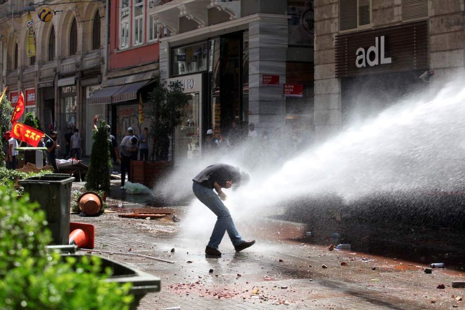 Протестите превърнаха Истанбул във военна зона: Смърт, счупени кости и извадени очи (СНИМКИ)