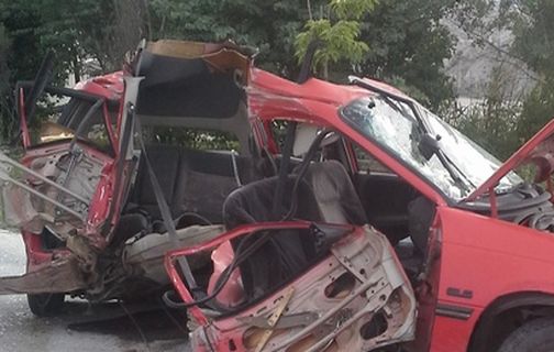 Кола се разцепи на две след джигитски удар, шофьорът по чудо оцеля