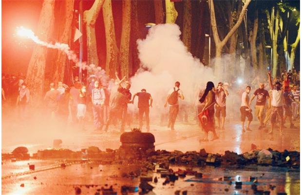 Турция на барикадите: Най-малко един е убит, стотици са ранени нощес (СНИМКИ/ВИДЕО)