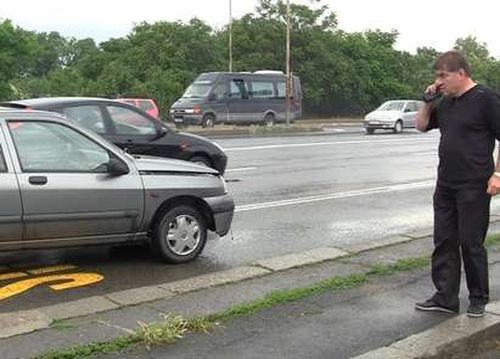 Мокрият път наниза коли и затапи булевард  в Бургас