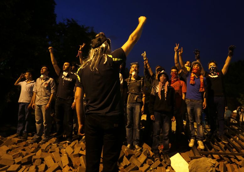 Турция потъна отново в нощ на протести