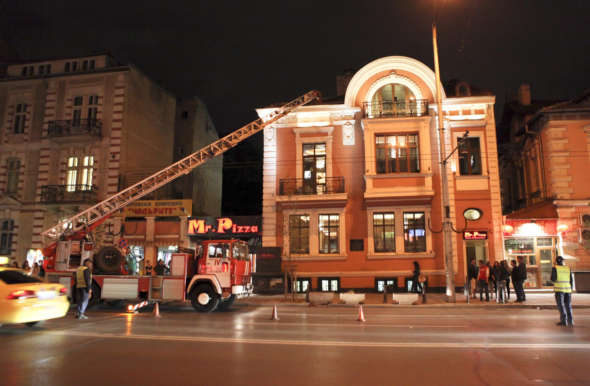 Пожар в столично заведение вдигна пожарната на крак (СНИМКИ)