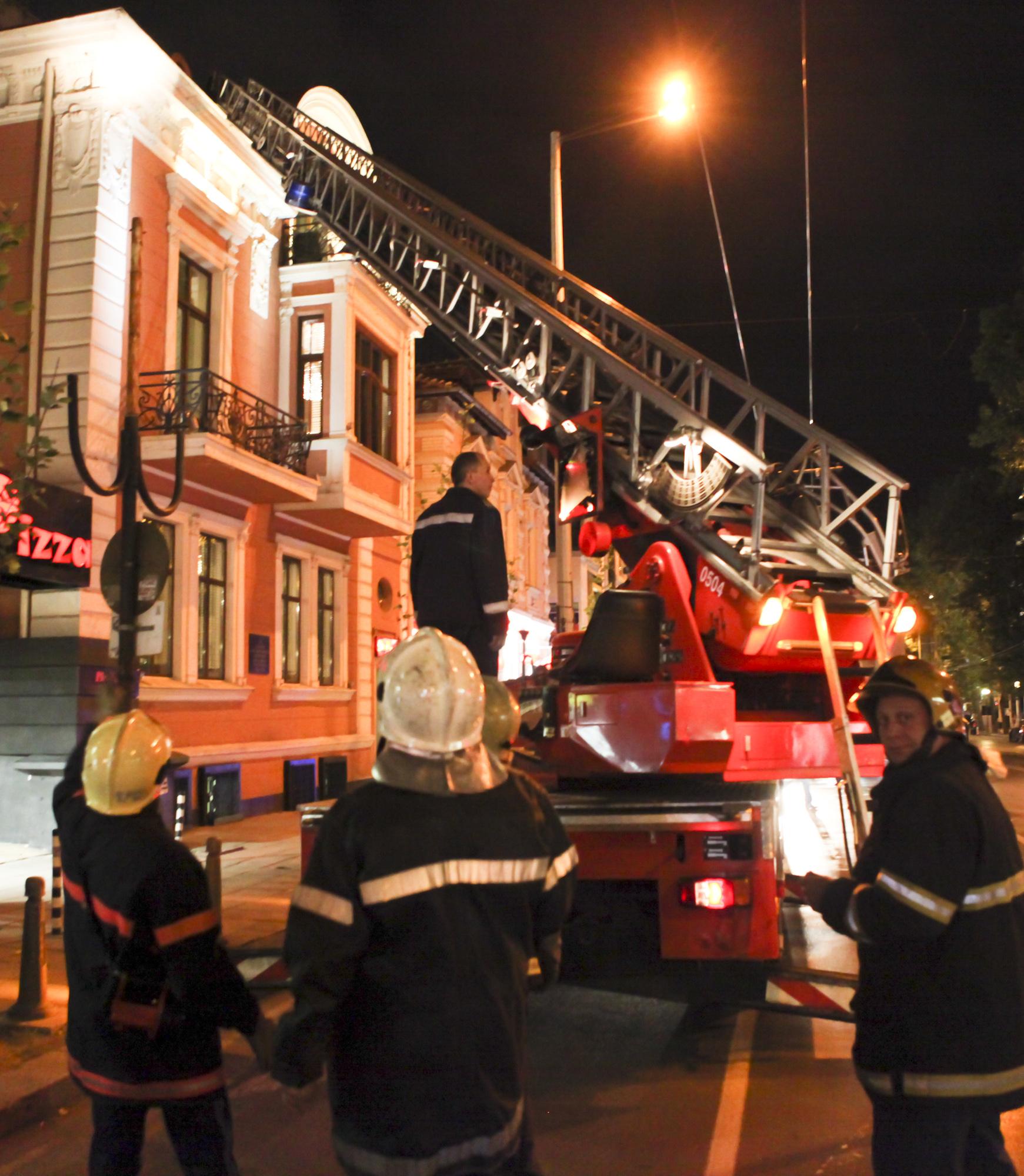 Пожар в столично заведение вдигна пожарната на крак (СНИМКИ)