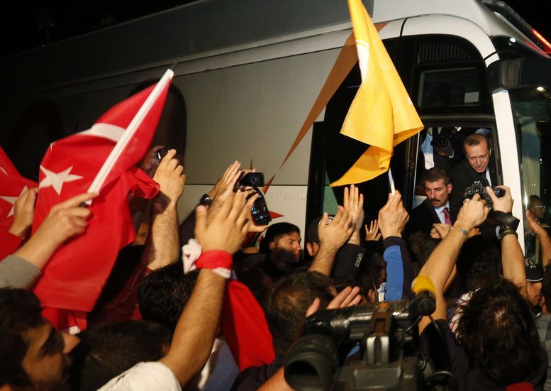 Призоваха турския премиер да чупи ръце