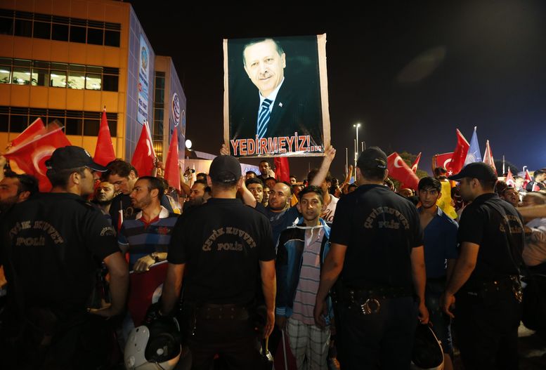Десет хиляди посрещнаха Ердоган (ВИДЕО)