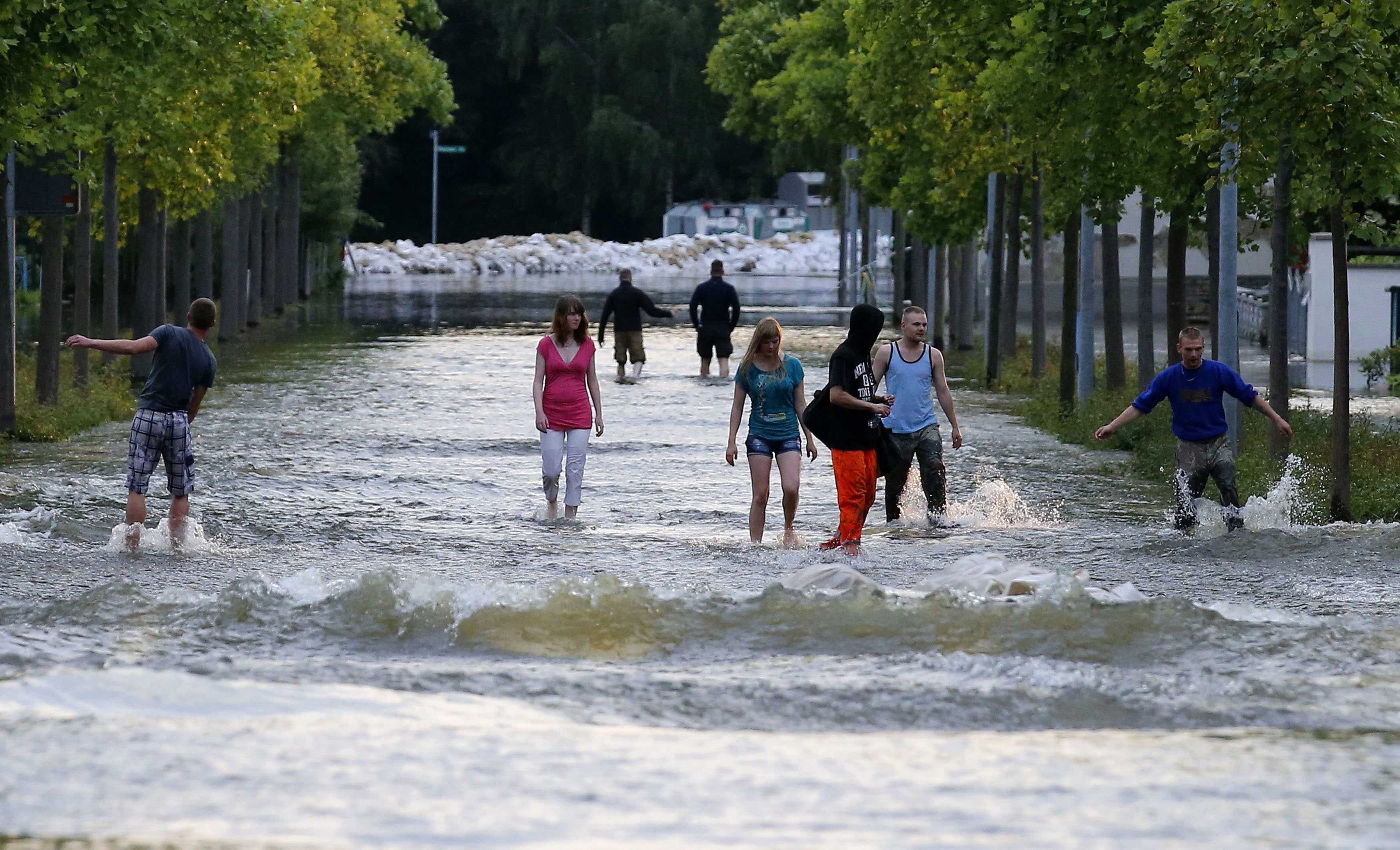 Европейският потоп удари и Меркел, обвиняват я във воден пиар